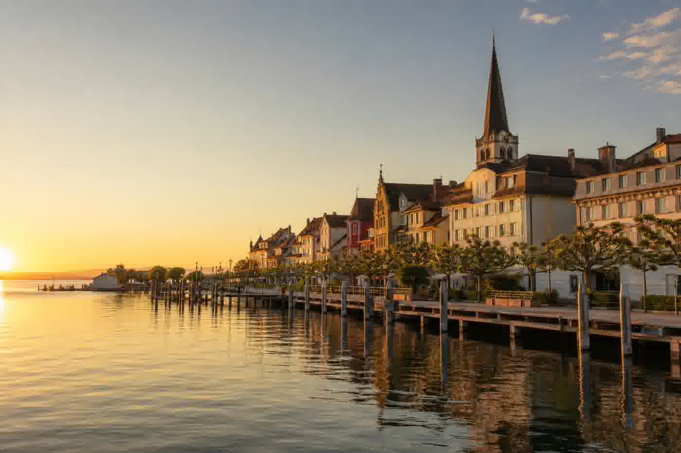 Hafenpromenade von Romanshorn am Bodensee im Abendlicht